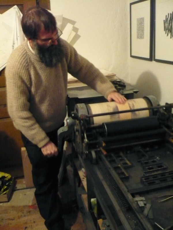 Drucken auf Birkenrinde - Birkenrinde als Papier nutzen und drucken, prägen, stanzen. Hier an einer Handdruckpresse der Offizin Parnassia. sagaan