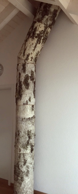 Birkenrinde um Säule Ofenrohr als Dekoration - Fertig - Detail oben  - sagaan